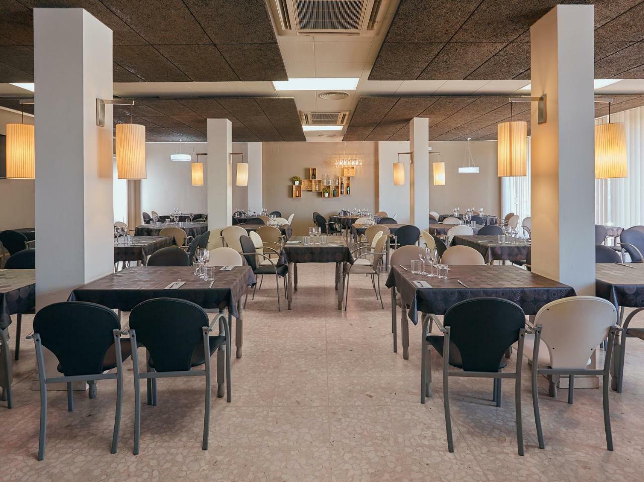 סרברה Hostal Nobadis מראה חיצוני תמונה
