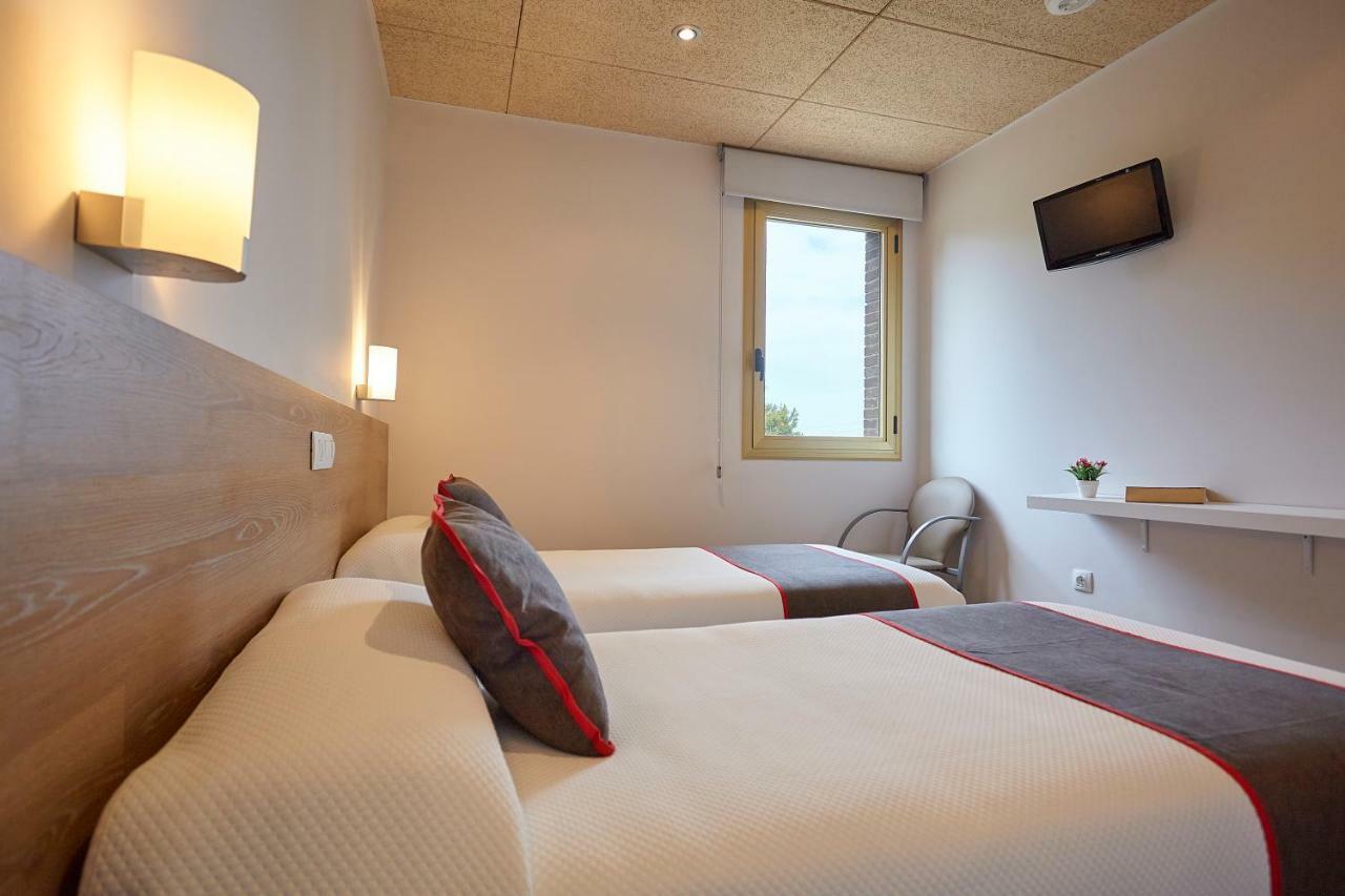 סרברה Hostal Nobadis מראה חיצוני תמונה
